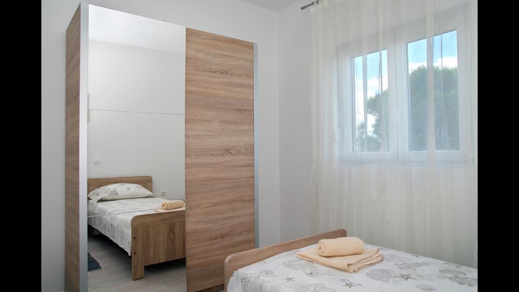 Holiday Home Luka Zara Esterno foto