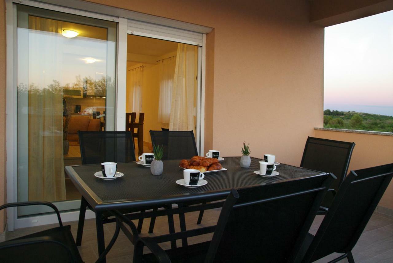 Holiday Home Luka Zara Esterno foto