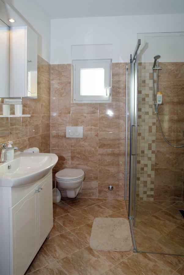 Holiday Home Luka Zara Esterno foto