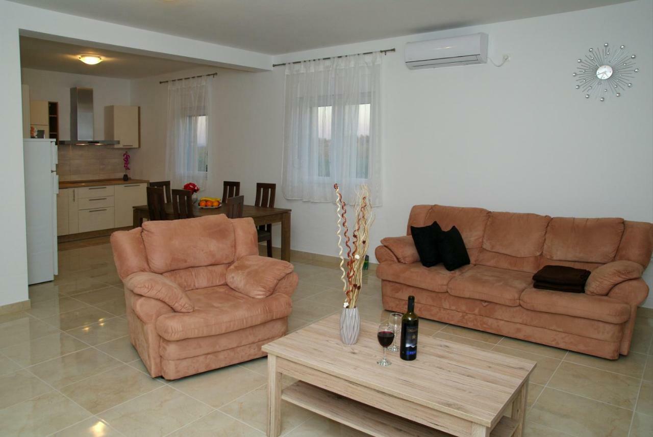 Holiday Home Luka Zara Esterno foto