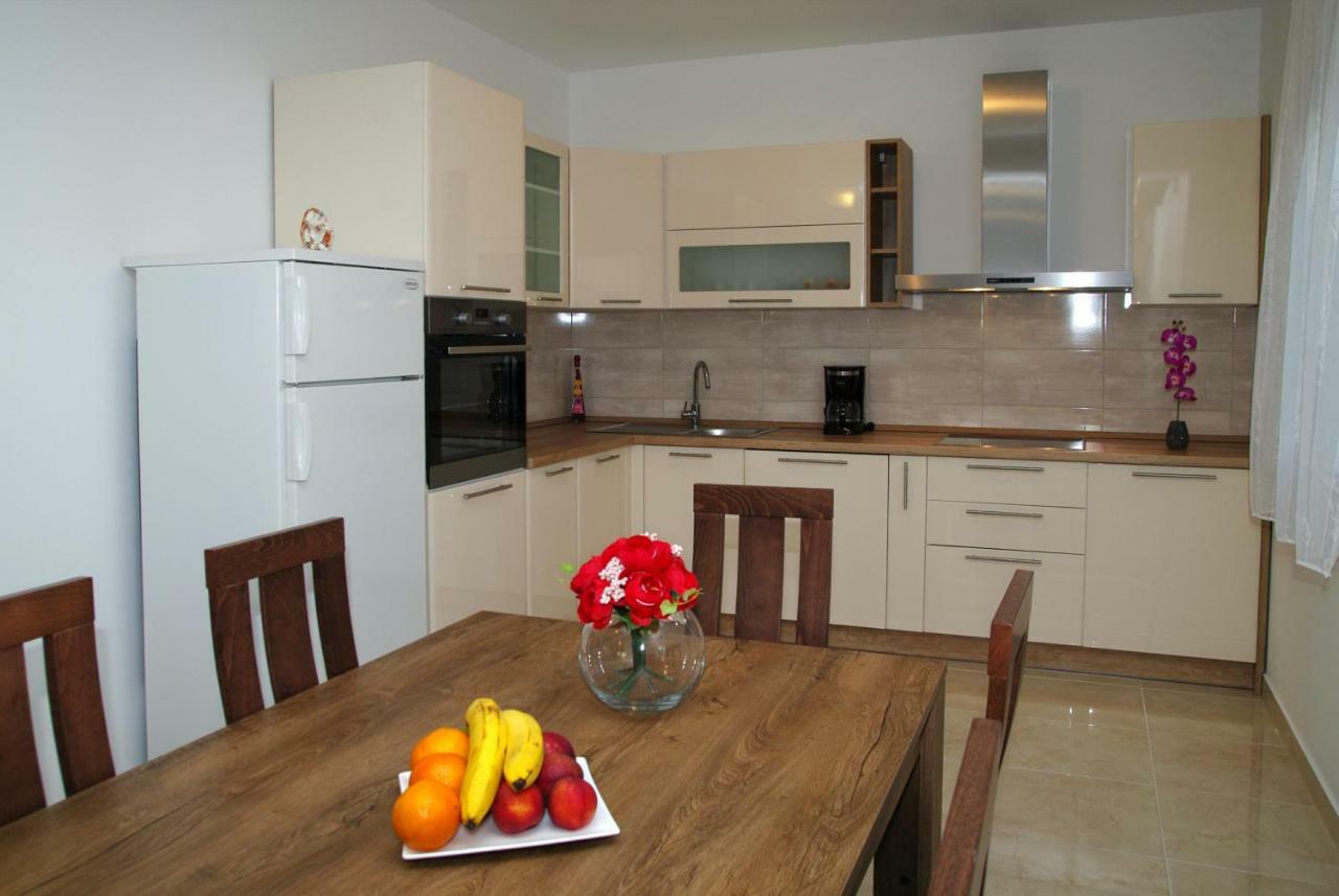Holiday Home Luka Zara Esterno foto