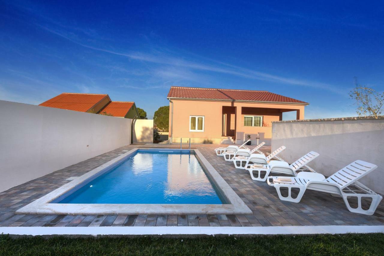 Holiday Home Luka Zara Esterno foto
