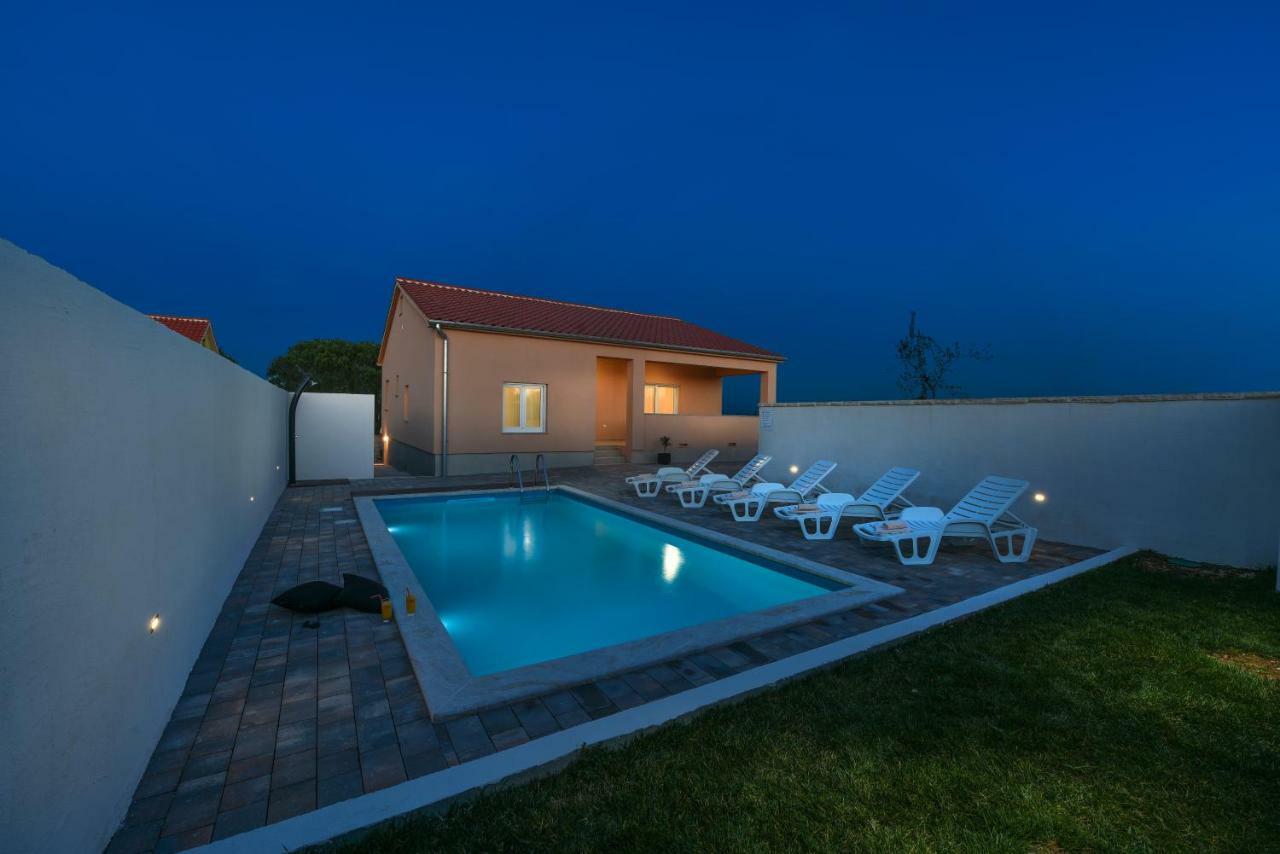 Holiday Home Luka Zara Esterno foto