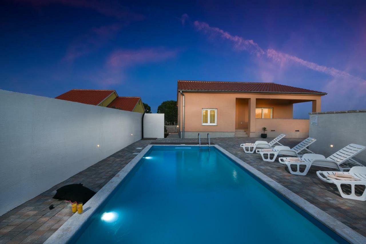 Holiday Home Luka Zara Esterno foto