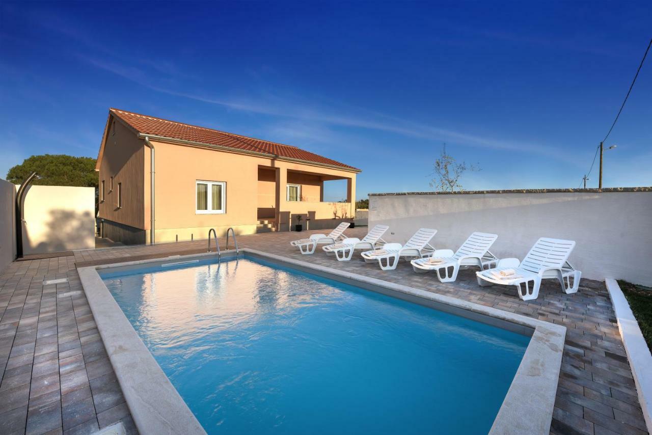 Holiday Home Luka Zara Esterno foto