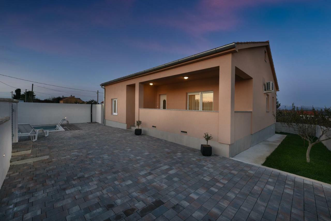 Holiday Home Luka Zara Esterno foto