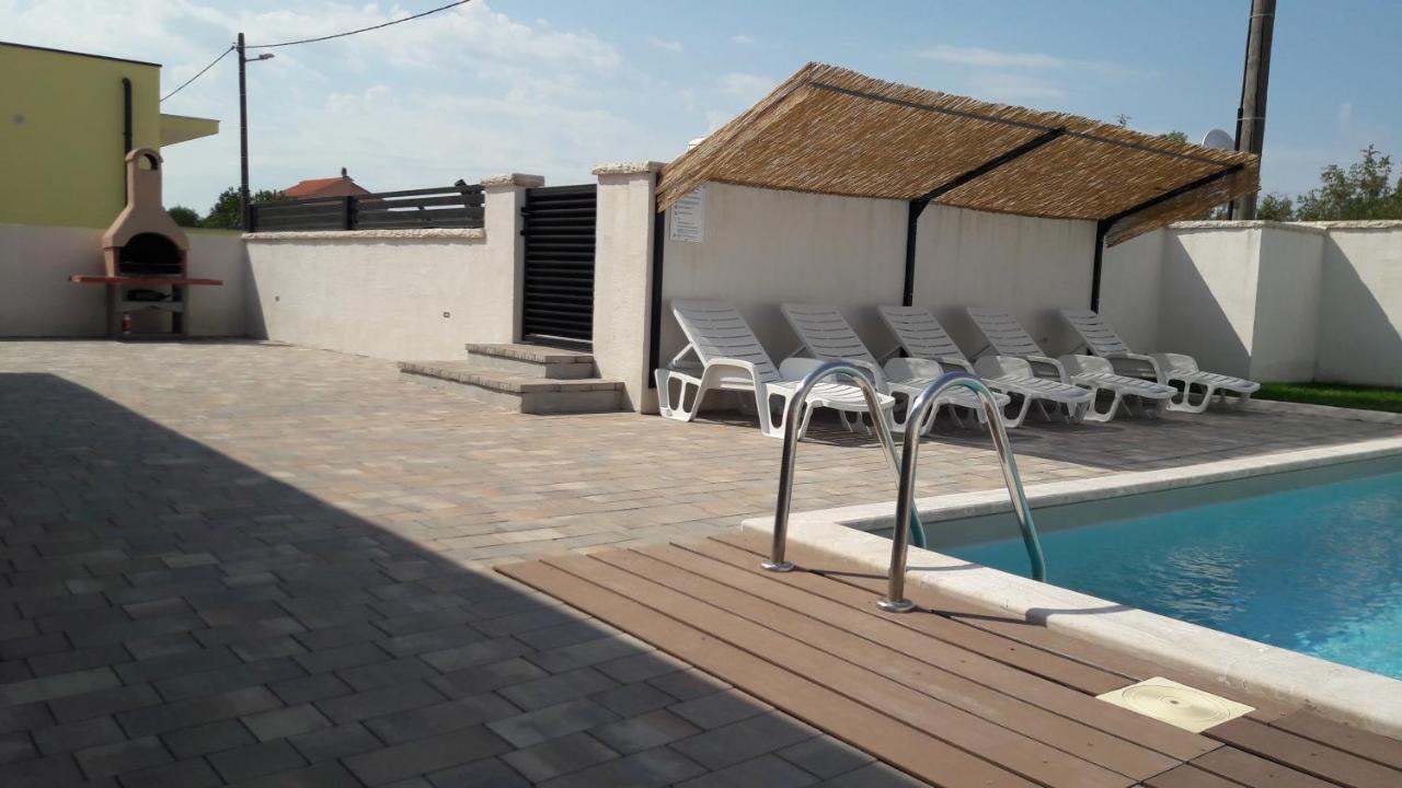 Holiday Home Luka Zara Esterno foto