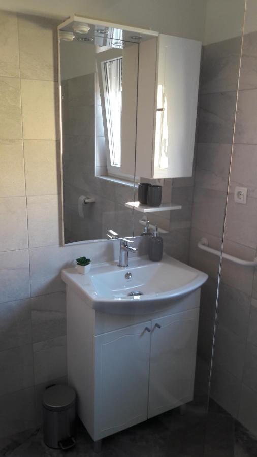 Holiday Home Luka Zara Esterno foto