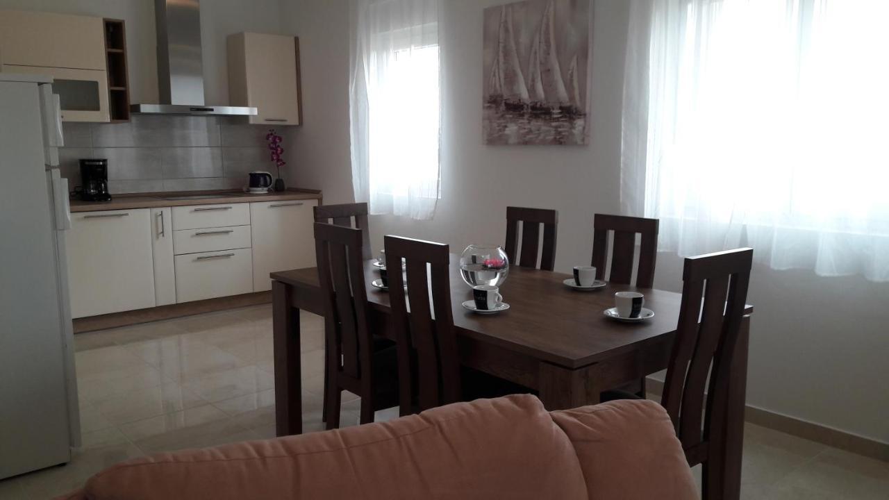Holiday Home Luka Zara Esterno foto
