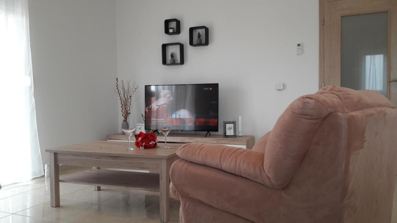 Holiday Home Luka Zara Esterno foto