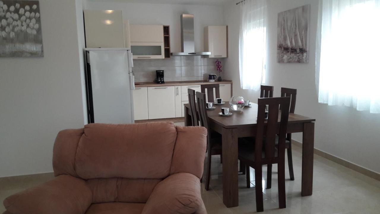Holiday Home Luka Zara Esterno foto