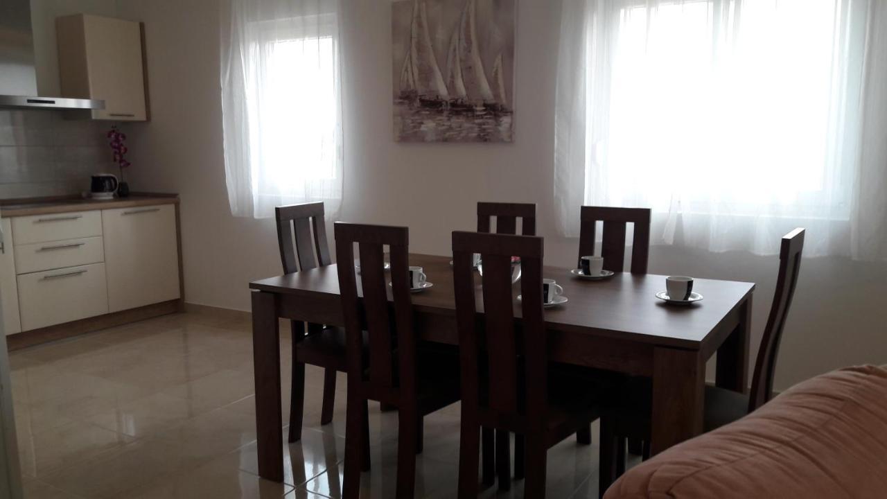 Holiday Home Luka Zara Esterno foto